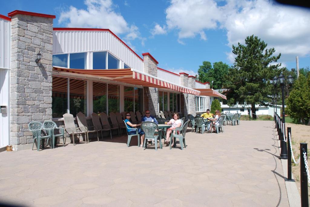 Auberge Le Cabanon Saint Zenon エクステリア 写真